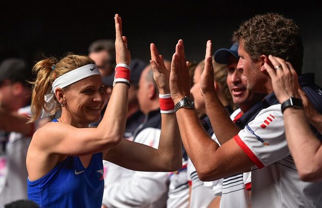 Dojemné loučení s Fed Cupem. Lucie Šafářová se zdraví se členy týmu po zápase, v němž s Barborou Krejčíkovou porazily Kanaďanky Gabrielu Dabrowskou a Sharon Fichmanovou. Pro Šafářovou to byl poslední zápas za reprezentaci, po Roland Garros ukončí kariéru.