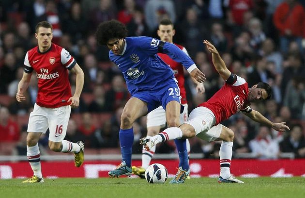 Kapitán Arsenalu Mikael Arteta (vpravo) bojuje o míč s Marouanem Fellainim z Evertonu.