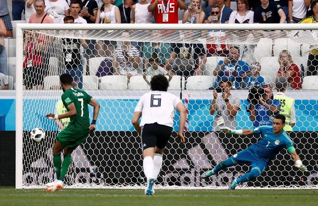 Salmán Faradž (vlevo) proměňuje penaltu v nastaveném čase první půle utkání proti Egyptu. Gólman Ísam Haddarí tentokrát střelcův záměr nevystihl.