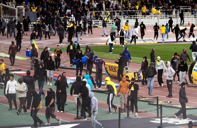 Fanoušci AEK Atény vtrhli během ligového zápasu s Panthrakikosem na trávník, sudí nakonec duel předčasně ukončili.