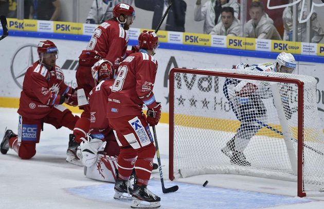 Jan Štencel z Brna (vpravo) střílí úvodní gól zápasu. Dále zprava Guntis Galvinš z Třince, David Musil a brankář Patrik Bartošák.