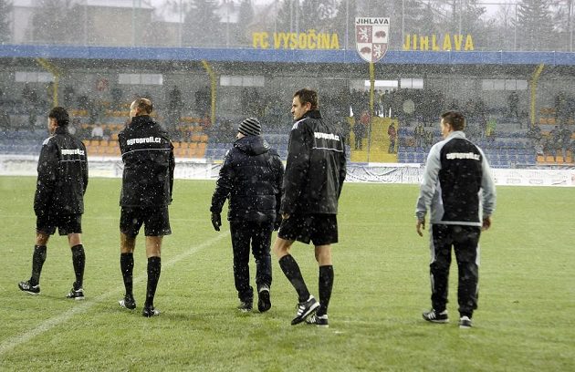 Hlavní rozhodčí Radek Matějek (vlevo) zápas 20. kola fotbalové Gambrinus ligy mezi Jihlavou a Mladou Boleslaví kvůli nepříznivému počasí a špatnému stavu hrací plochy odložil.