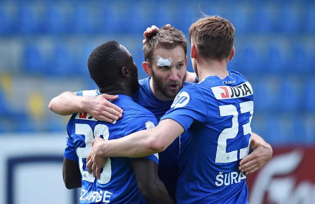 Autor prvního gólu Dzon Delarge (vlevo), Marek Bakoš a Josef Šural (vpravo) z Liberce v utkání proti Bohemians Praha 1905