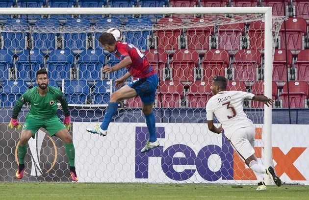 Marek Bakoš z Viktorie Plzeň (uprostřed) střílí gól. Vlevo je brankář AS Řím Alisson Becker, vpravo Juan Jesus z AS Řím.