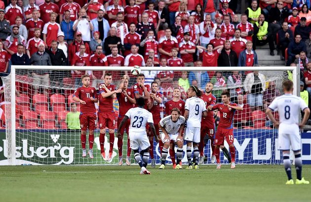 Pione Sisto z Dánska střílí přes českou zeď v úvodním utkání EURO 2015 hráčů do 21 let.