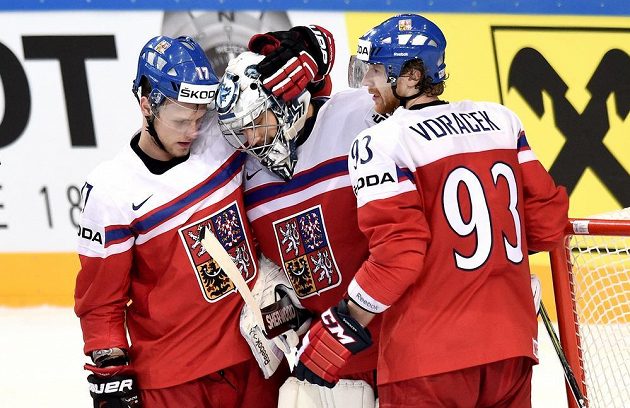 Vladimír Sobotka (zleva), Ondřej Pavelec a Jakub Voráček oslavují vítězství ve čtvrtfinále nad Finy.