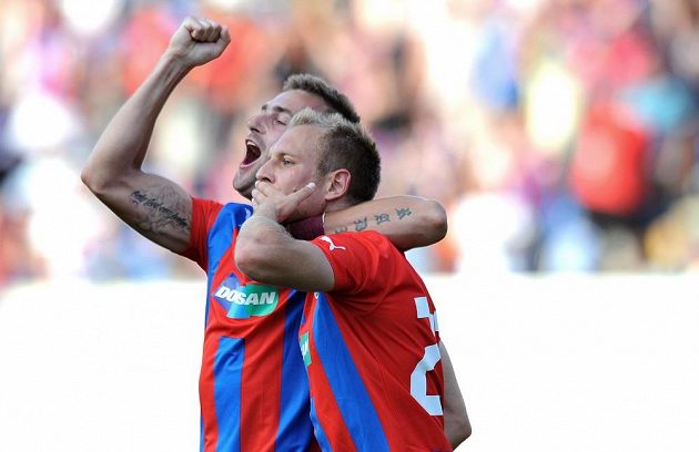 Plzeňský záložník Daniel Kolář (vpředu) a Radim Řezník oslavují gól na 2:1 během 2.předkola Ligy mistrů mezi FC Viktoria Plzeň a FK Željezničar Sarajevo.