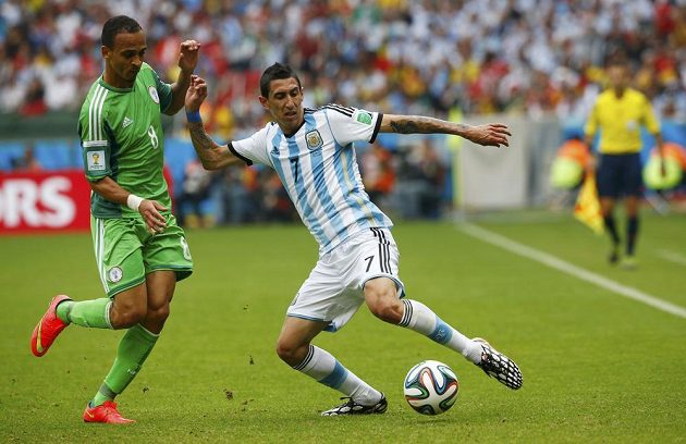Peter Odemwingie (vlevo) z Nigérie bojuje o míč s Argentincem Angelem Di Maríou.
