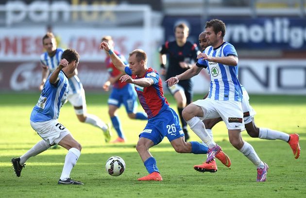 Plzeňský záložník Daniel Kolář (uprostřed) a obránce Mladé Boleslavi Jakub Navrátil během utkání 11. kola Synot ligy v Mladé Boleslavi.
