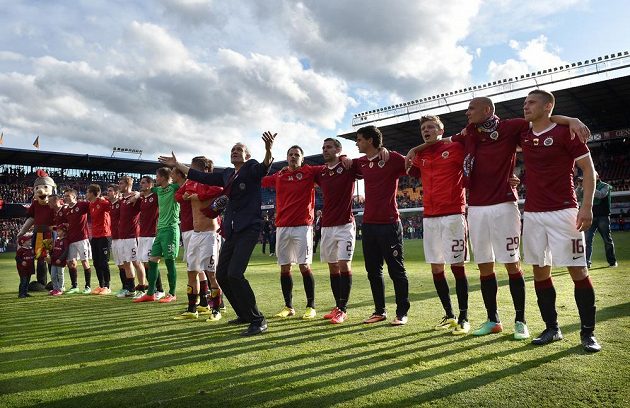 Masér Tomáš Stránský (vpředu) a fotbalisté Sparty Praha děkují fanouškům po utkání 28. kola Gambrinus ligy s Olomoucí.