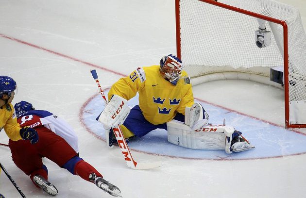 Tomáš Hertl překonává v osmé vteřině zápasu švédského brankáře Anderse Nilssona.