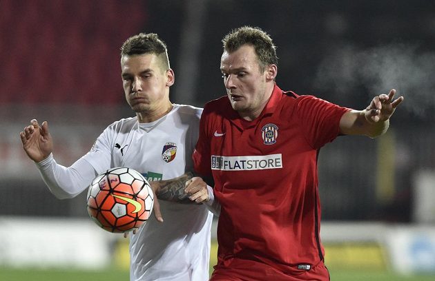 Plzeňský obránce Lukáš Hejda (vlevo) a útočník Zbrojovky Jakub Řezníček v odvetném utkání osmifinále MOL Cupu.