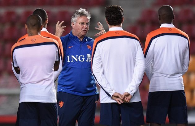 Nizozemský trenér Guus Hiddink udílí hráčům pokyny během pondělního tréninku.