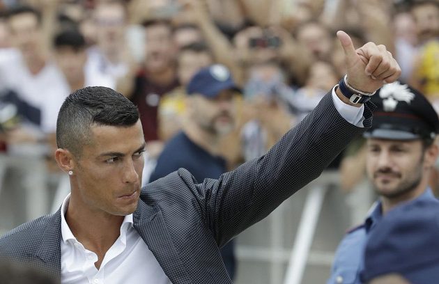 V Turíně vypuklo šílenství, hvězdný portugalský fotbalista Cristiano Ronaldo je ve městě.