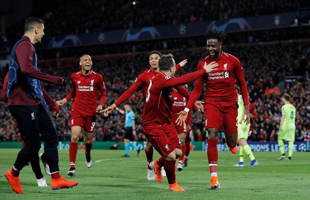 Liverpoolský Divock Origi (vpravo) se raduje ze čtvrté branky svého týmu, na snímku jsou i Xherdan Shaqiri a Trent Alexander-Arnold a další členové týmu.