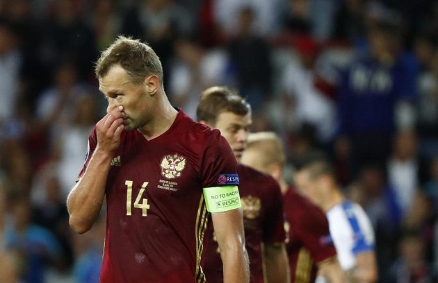 Zklamaný ruský obránce Vasilij Berezuckij po inkasovaném gólu v zápase se Slovenskem.