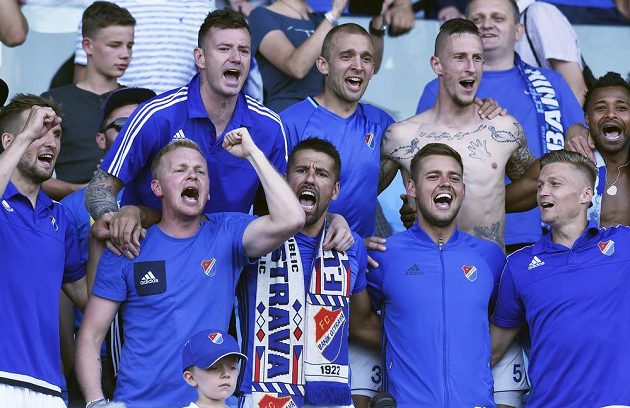 Radost hráčů Baníku z udržení v první lize. Horní řada zleva brankář Jan Laštůvka, Marek Hlinka, Jiří Fleišman, Dyjan Carlos De Azevedo, dolní řada zleva Tomáš Mičola, kustod Michal Chudík, Milan Baroš, brankář Viktor Budinský a Václav Procházka.
