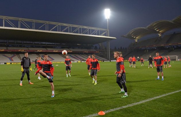 Fotbalisté Viktorie Plzeň David Štípek (vpředu vlevo) a Daniel Kolář (vpředu vpravo) během tréninku na stadiónu v Lyonu.