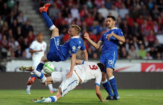 Český útočník Libor Kozák (dole) v souboji s italským obráncem Ingaziem Abatem.