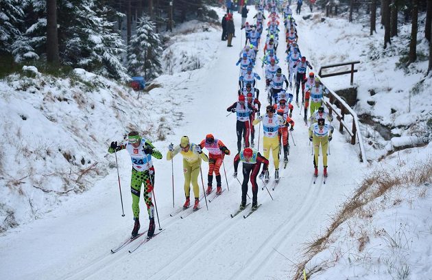 Český běžec na lyžích Stanislav Řezáč (v zeleném) na čele pelotonu při 49. ročníku Jizerské padesátky.