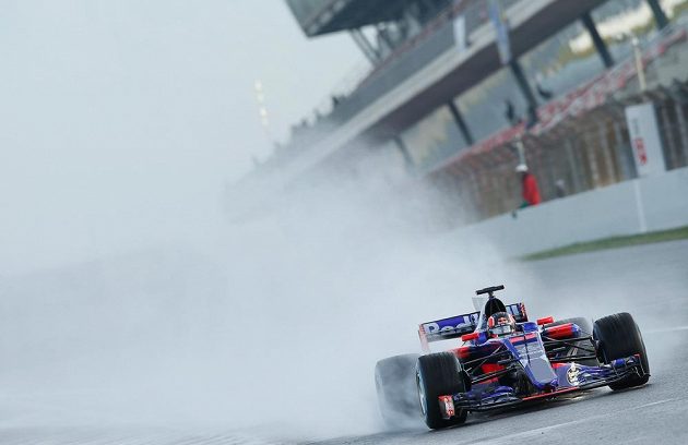 Daniil Kvjat s vozem Toro Rosso objel kvůli technickým potížím pouze jedno kolo.