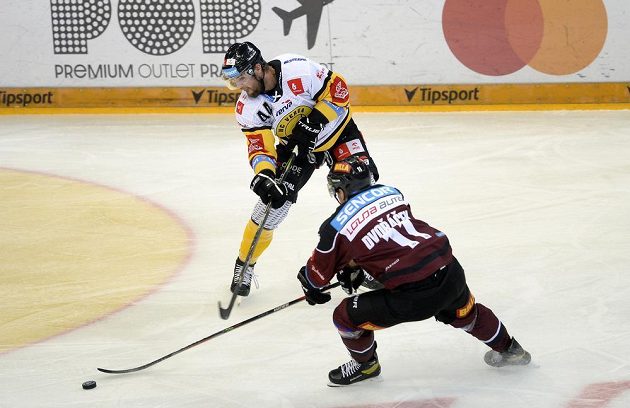 Litvínovský střelec Aaron Irving posílá touš přes bránícího Davida Dvořáčka ze Sparty.