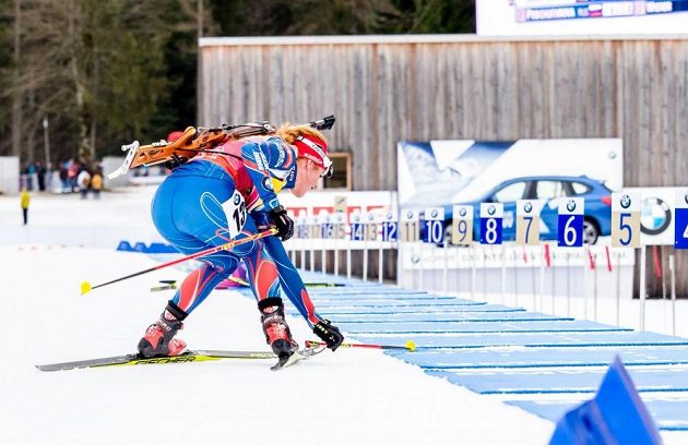 Zpropadená hůlka! Gabriela Soukalová se pro ni musela po první střelbě vrátit.