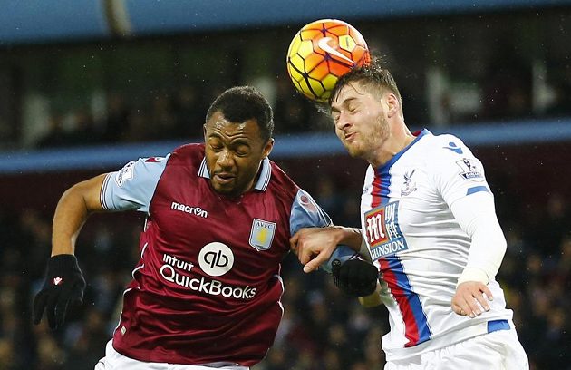 Jordan Ayew (vlevo) z Aston Villy v hlavičkovém souboji s Joelem Wardem z Crystal Palace.