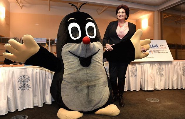 Bývalá koulařka Helena Fibingerová a Krteček, oficiální maskot halového ME 2015 v atletice.