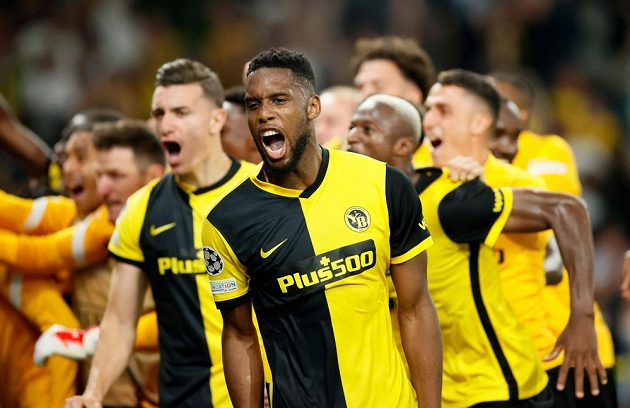 Hrdina Young Boys Bern Jordan Siebatcheu (v popředí), který zařídil výhru nad Manchesterem United.
