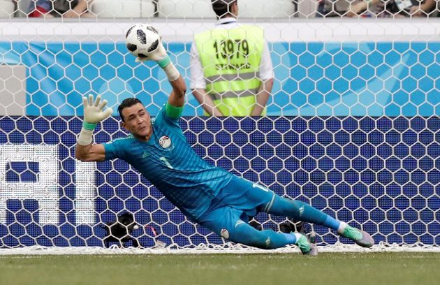 Egyptský brankář Ísam Haddarí se stal nejstarším fotbalistou, který kdy nastoupil na mistrovství světa. Povedlo se mu chytit penaltu, porážce svého týmu ale nezabránil.