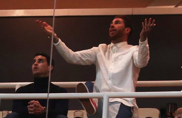 Kvůli trestu pauzírující Sergio Ramos z Realu Madrid jen bezradně gestikuluje v lóži.