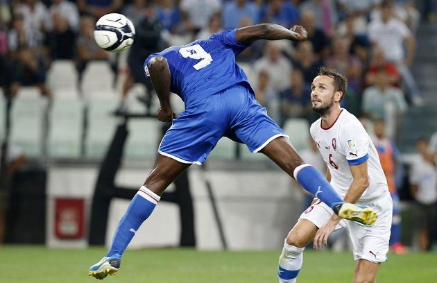 Mario Balotelli z Itálie hlavičkuje na bránu Petra Čecha. Vpravo přihlíží stoper Tomáš Sivok.