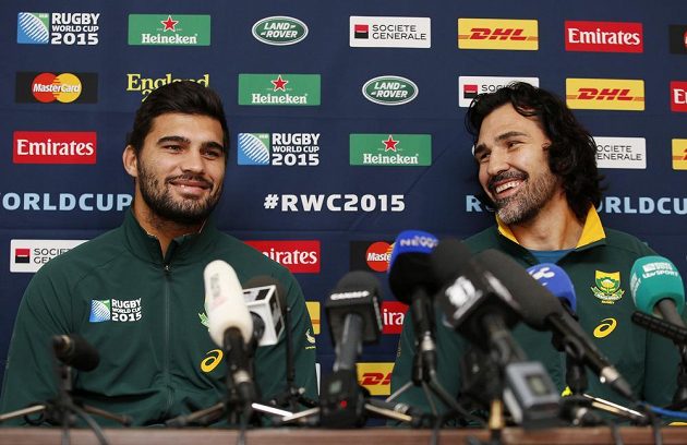 Jihoafrické Antilopy Damian De Allende (vlevo) a Victor Matfield na tiskové konferenci před semifinále MS.