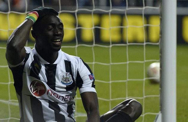 Papiss Cissé z Newcastlu poslal v odvetě čtvrtfinále Evropské ligy třikrát míč za záda brankáře Benfiky Lisabon, ale dvě trefy mu sudí pro ofsajd neuznali. A ten jediný platný zásah anglickému celku k postupu nestačil.