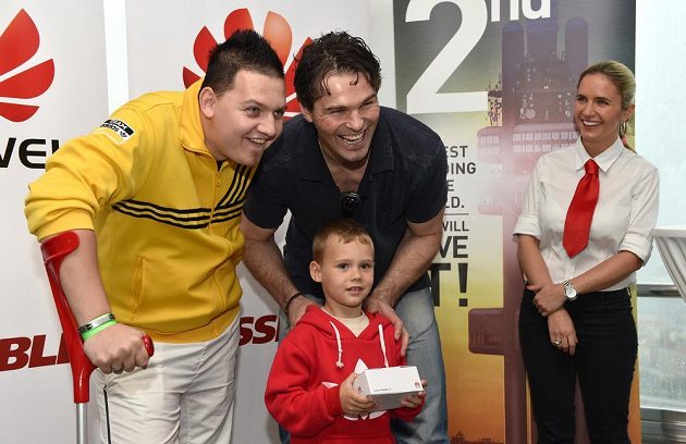 Celkový vítěz fantasy k hokejovému MS David Douděra na snímku s Jaromírem Jágrem.
