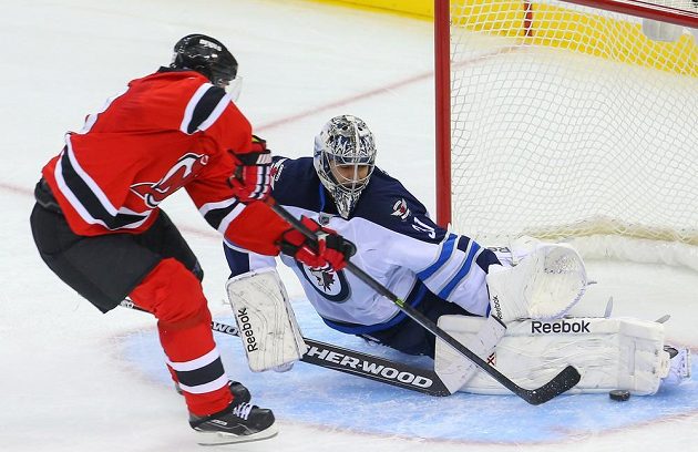 Křídelník New Jersey Jaromír Jágr se snaží překonat brankáře Winnipegu Ondřeje Pavelce.