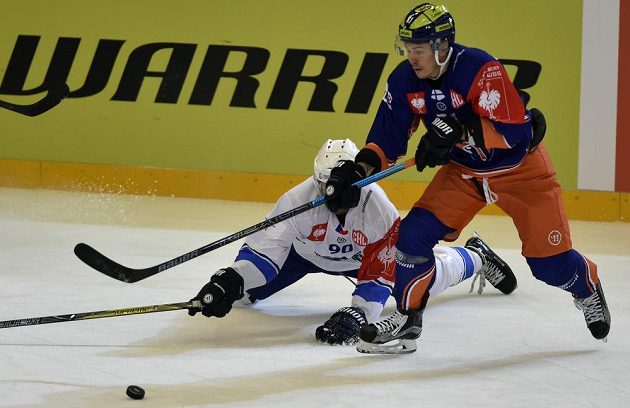 Brněnský Martin Dočekal (vlevo) v souboji s Kristianem Kuuselou z Tampere.