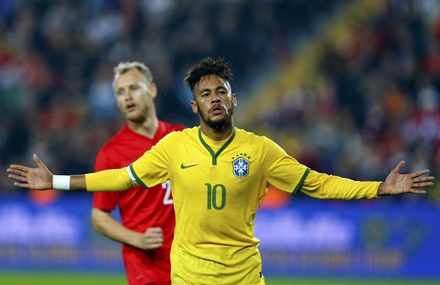 Brazilský útočník Neymar se raduje ze svého gólu v přátelském utkání v Istanbulu proti domácímu Turecku.