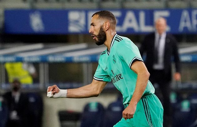 Kanonýr Realu Madrid Karim Benzema slaví vstřelený gól v utkání se San Sebastianem. Soupeř se zlobil, že při gólové akci údajně zahrál rukou a branka neměla platit.