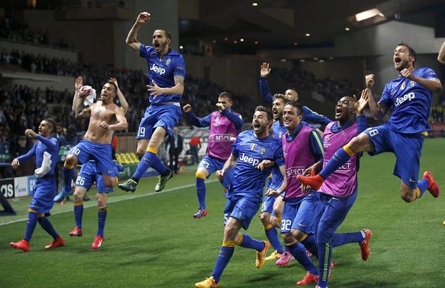 Fotbalisté Juventusu v Monaku oslavili postup do semifinále Ligy mistrů.