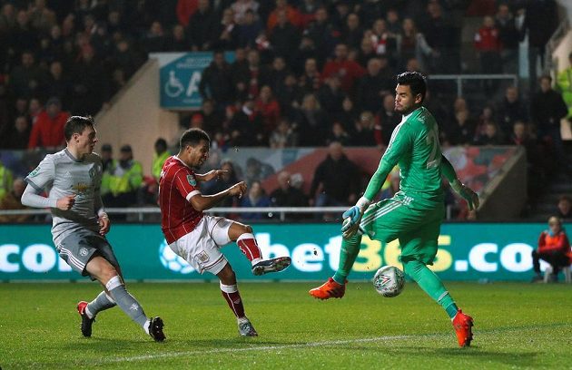 Útočník Bristolu Korey Smith střílí vítěznou branku ve čtvrtfinále anglického Ligového poháru proti Manchesteru United.