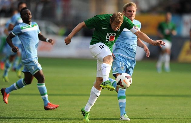 Jablonecký záložník Karel Piták (vpředu) a Damien Perquis z Betisu během utkání play off Evropské ligy.