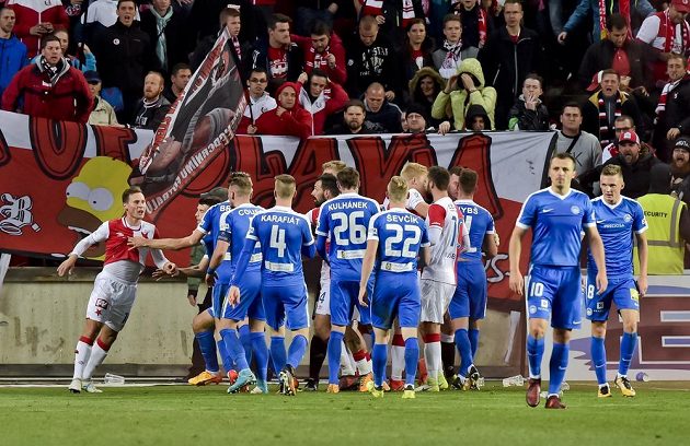 Potyčka hráčů po druhém vstřeleném gólu Liberce. Zcela vlevo je Jan Bořil ze Slavie.