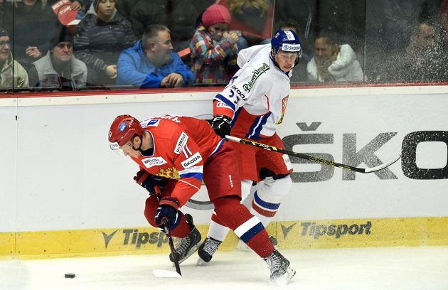Ruský útočník Sergej Andronov (vlevo) v souboji s českým obráncem Martinem Ševcem během utkání Euro Hockey Tour v Karlových Varech.