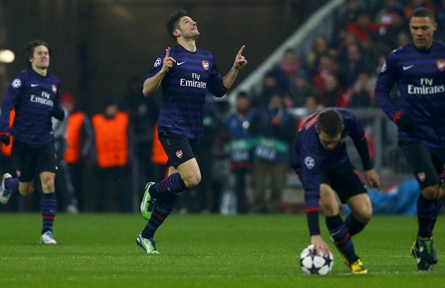 Útočník Arsenalu Olivier Giroud (uprostřed) slaví gól do sítě Bayernu Mnichov. Vlevo mu přibíhá gratulovat i Tomáš Rosický.