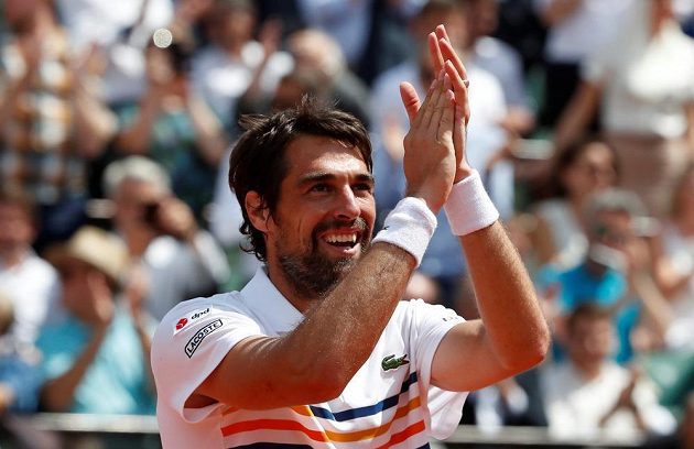 Šťastný Jérémy Chardy děkoval domácím příznivcům za podporu během utkání s Tomášem Berdychem.