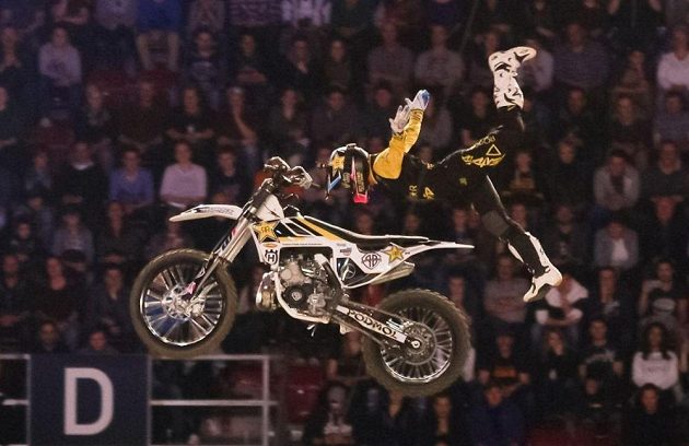 Freestyle motokrosař Libor Podmol boural před závodem MS, když vezl roztleskávačku. Triky ve vzduchu pak zvládl bez problémů.