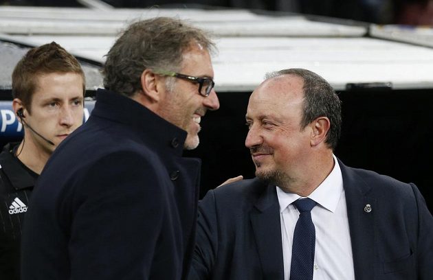 Trenér Paris St Germain Laurent Blanc (s brýlemi) a kouč Realu Madrid Rafael Benítez před utkáním LM.