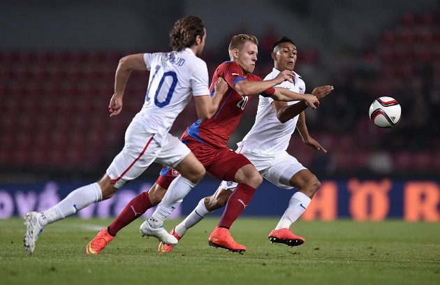 Český útočník Matěj Vydra a Mix Diskerud (vlevo) a Michael Orozco z USA během přátelského utkání.